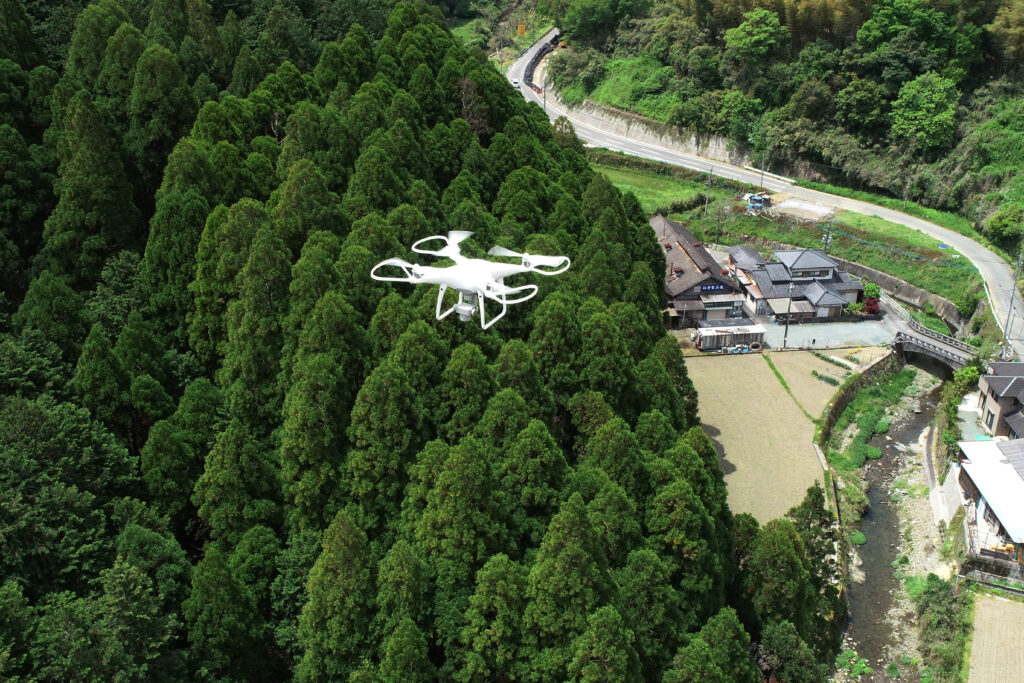 森林上空を飛行するドローン